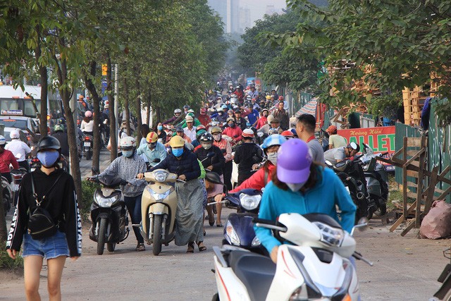 Hàng trăm người dắt xe máy ngược chiều đối phó với CSGT ảnh 6