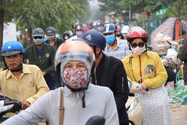 Hàng trăm người dắt xe máy ngược chiều đối phó với CSGT ảnh 8