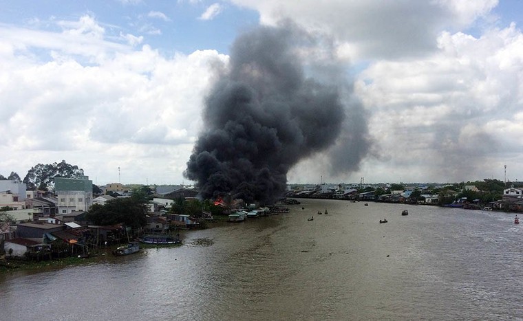 5 căn nhà ven chợ nổi Cái Răng bốc cháy dữ dội ảnh 1