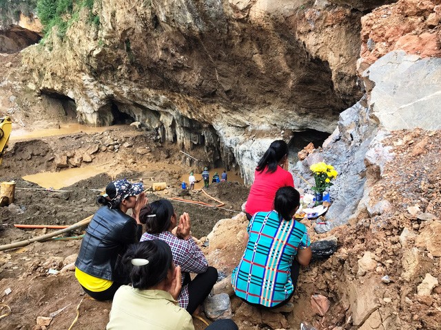 Vụ 2 phu vàng mắc kẹt: Huy động thêm máy bơm công suất lớn ảnh 1