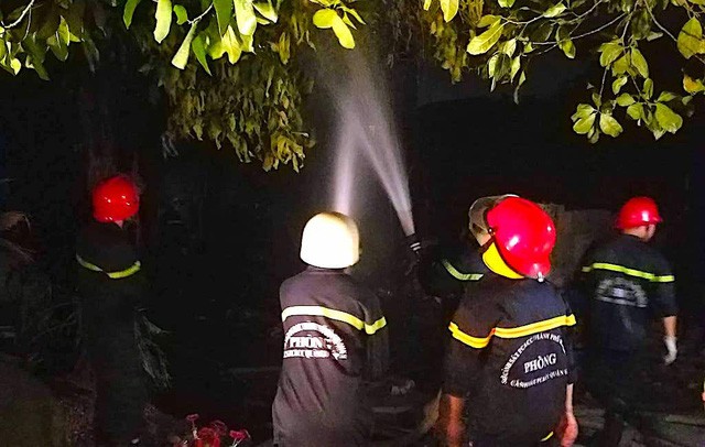 Cháy lớn sát Làng trẻ SOS, người dân ôm tài sản tháo chạy trong đêm ảnh 2