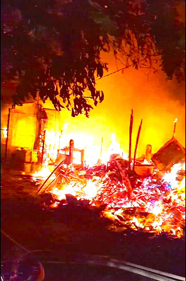 Cháy lớn sát Làng trẻ SOS, người dân ôm tài sản tháo chạy trong đêm ảnh 1