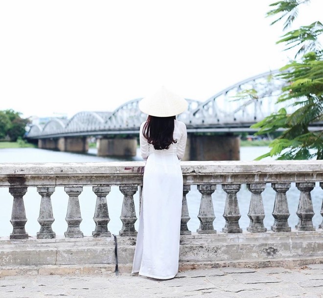 Cây cầu đầu tiên bắc qua sông Hương hiện có tên là gì? 