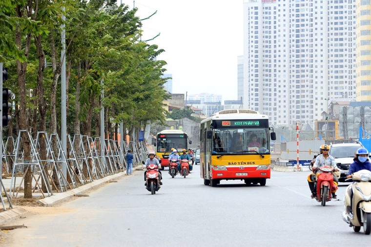 Hà Nội: Đường nghìn tỷ khác lạ sau 1 năm 'khai tử' hàng cổ thụ ảnh 17