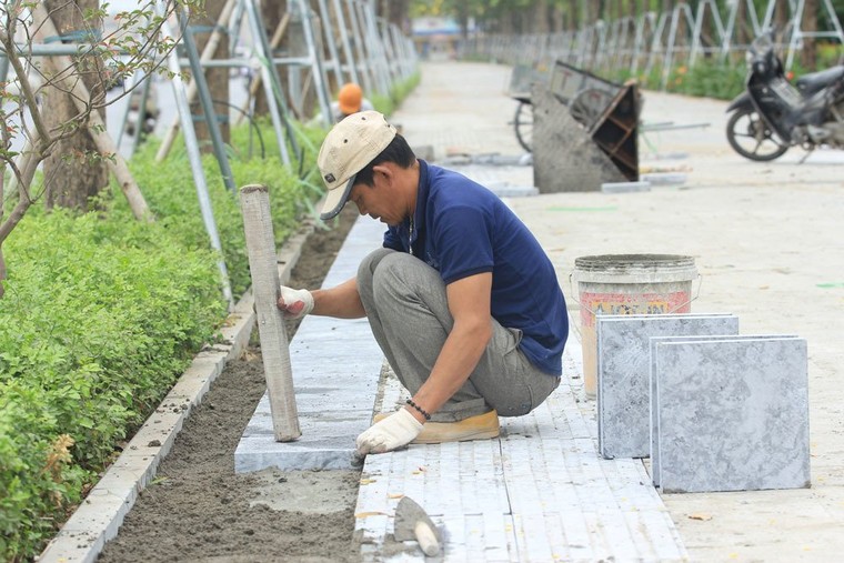 Hà Nội: Đường nghìn tỷ khác lạ sau 1 năm 'khai tử' hàng cổ thụ ảnh 19