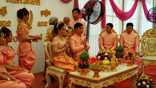 Theo phong tục Campuchia, sau khi lấy vợ, con trai phải làm gì?