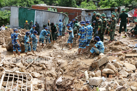 Rơi nước mắt trước cảnh tan hoang xóm Núi ảnh 4