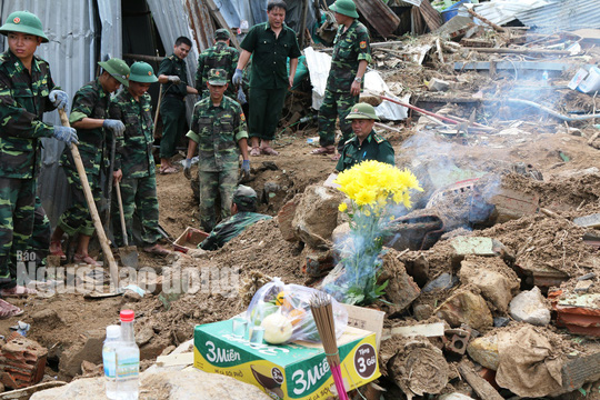 Rơi nước mắt trước cảnh tan hoang xóm Núi ảnh 3