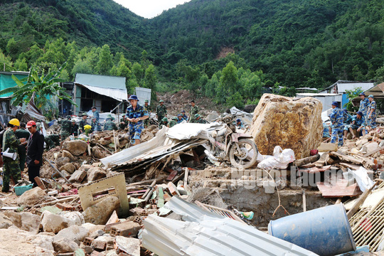 Rơi nước mắt trước cảnh tan hoang xóm Núi ảnh 11