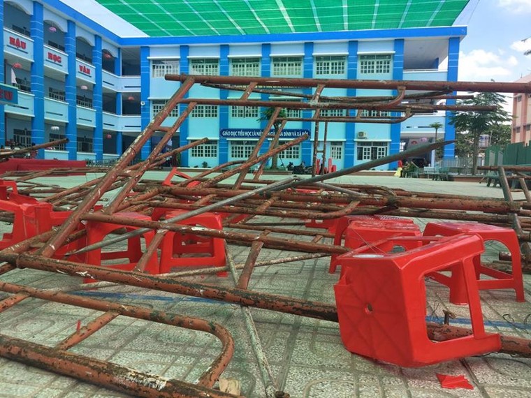 Sập giàn giáo ở trường ngày 20/11, ít nhất 2 học sinh chấn thương sọ não ảnh 2