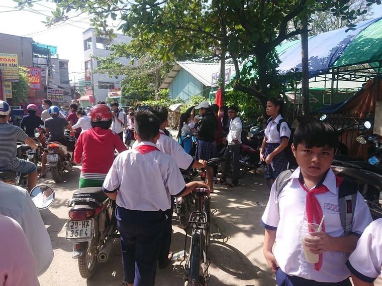 Sập giàn giáo ở trường ngày 20/11, ít nhất 2 học sinh chấn thương sọ não ảnh 3