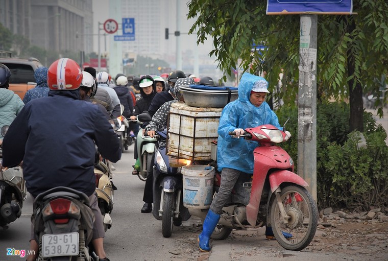 Hà Nội: Dựng rào sắt ngăn chặn xe máy đi ngược chiều ảnh 7