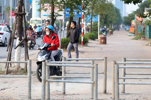 Hà Nội: Dựng rào sắt ngăn chặn xe máy đi ngược chiều ảnh 3