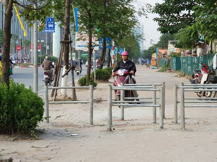 Hà Nội: Dựng rào sắt ngăn chặn xe máy đi ngược chiều ảnh 5