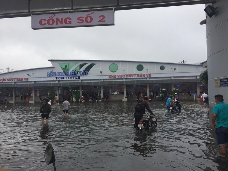 Sau bão số 9, Sài Gòn vẫn ngập sâu trong biển nước ảnh 9