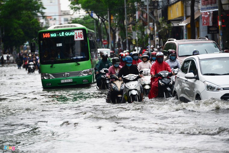 Sau bão số 9, Sài Gòn vẫn ngập sâu trong biển nước ảnh 3