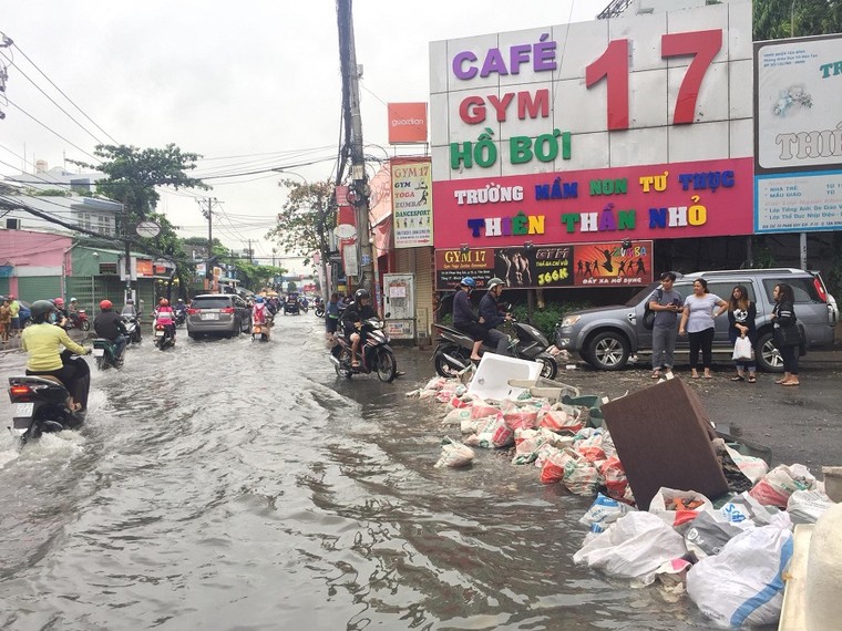 Sau bão số 9, Sài Gòn vẫn ngập sâu trong biển nước ảnh 10