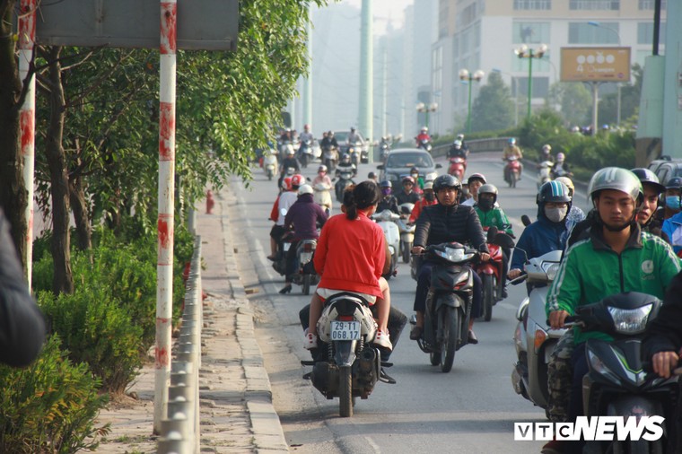 Hà Nội: Dựng rào sắt ngăn chặn xe máy đi ngược chiều ảnh 6