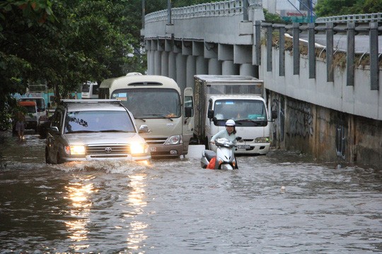 Sau bão số 9, Sài Gòn vẫn ngập sâu trong biển nước ảnh 4