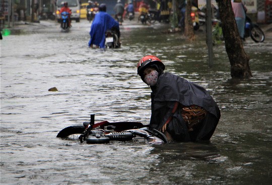 Sau bão số 9, Sài Gòn vẫn ngập sâu trong biển nước ảnh 6