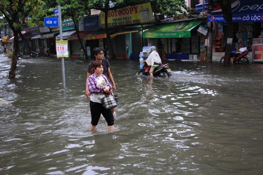Sau bão số 9, Sài Gòn vẫn ngập sâu trong biển nước ảnh 7