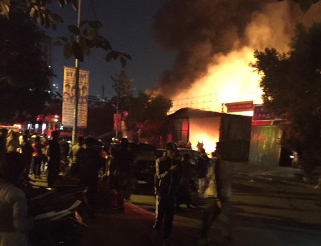 Xưởng bảo dưỡng ôtô cháy ngùn ngụt trong đêm ảnh 1