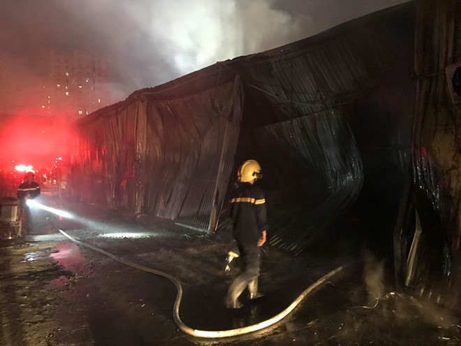 Xưởng bảo dưỡng ôtô cháy ngùn ngụt trong đêm ảnh 2