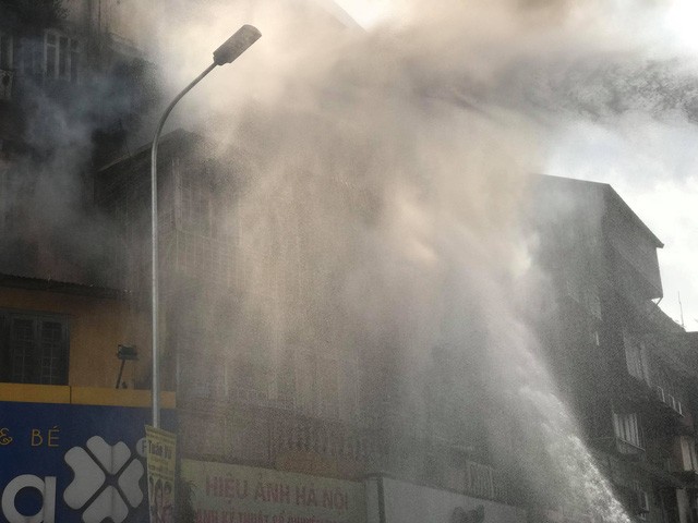 Hiện trường vụ cháy lớn tại khu tập thể cũ trên đường Tôn Thất Tùng ảnh 3