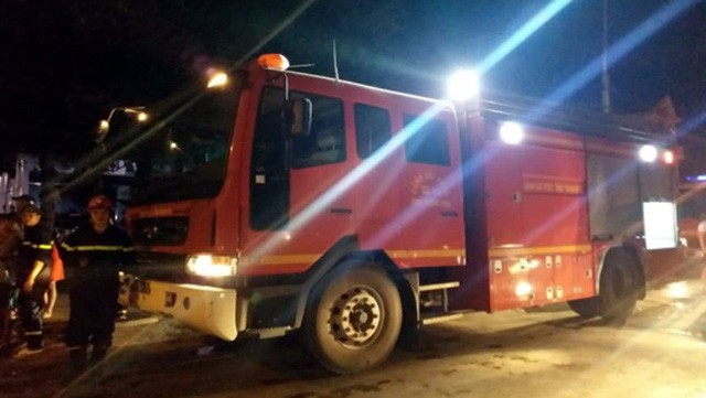 Xưởng chế biến gỗ bốc cháy ngùn ngụt trong đêm ảnh 1