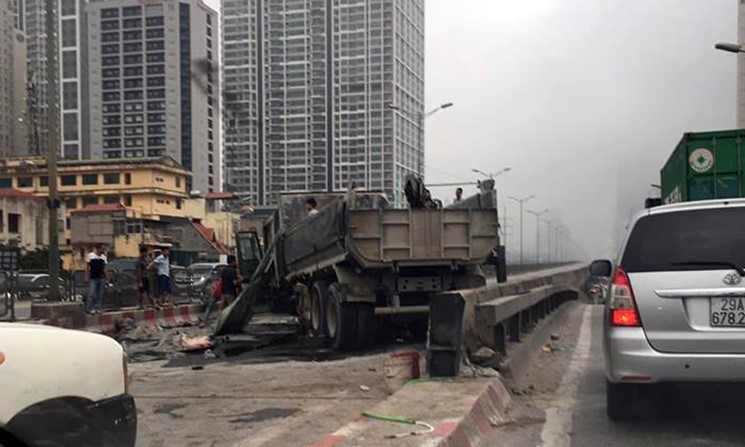 Xe tải lật ngang, đường vành đai 3 ùn tắc nghiêm trọng ảnh 1