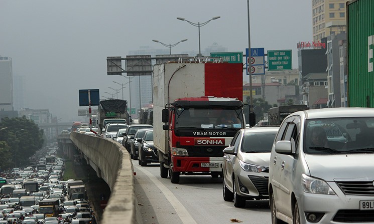 Xe tải lật ngang, đường vành đai 3 ùn tắc nghiêm trọng ảnh 2