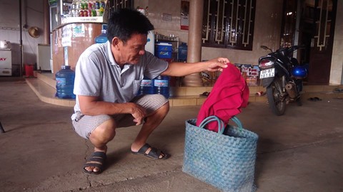 Phát hiện bé sơ sinh bị bỏ rơi bên đường, mặt sưng tấy vì kiến cắn ảnh 1