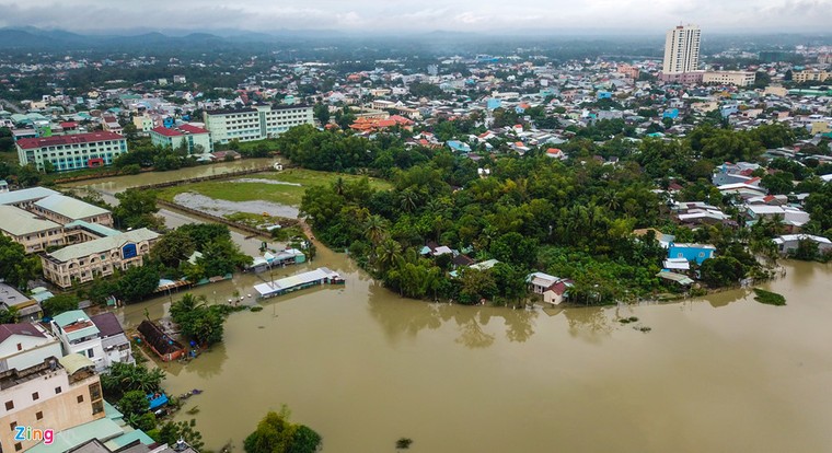 Toàn cảnh đô thị Tam Kỳ ngập sâu trong mưa lũ ảnh 2
