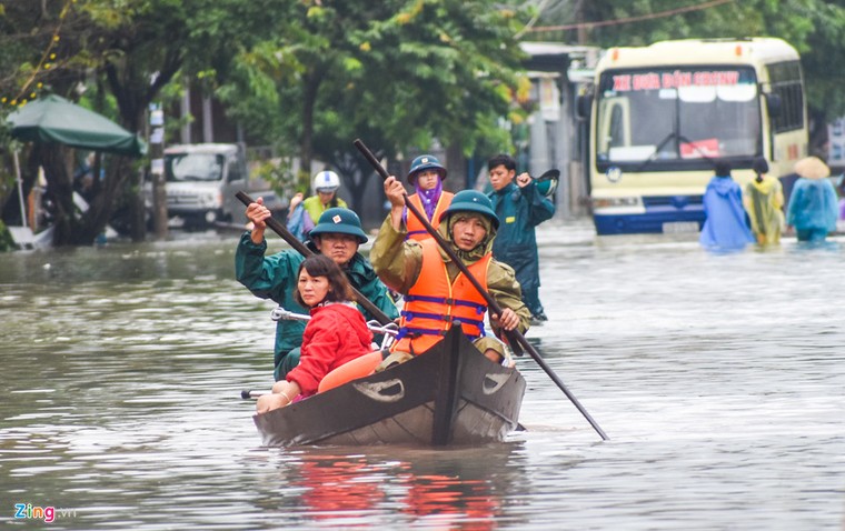 Toàn cảnh đô thị Tam Kỳ ngập sâu trong mưa lũ ảnh 7
