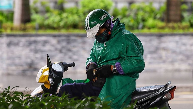 Người dân Hà Nội đốt lửa sưởi ấm ngày rét đậm ảnh 11