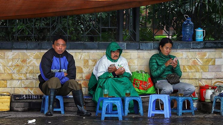 Người dân Hà Nội đốt lửa sưởi ấm ngày rét đậm ảnh 2