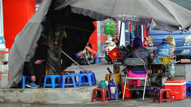 Người dân Hà Nội đốt lửa sưởi ấm ngày rét đậm ảnh 7