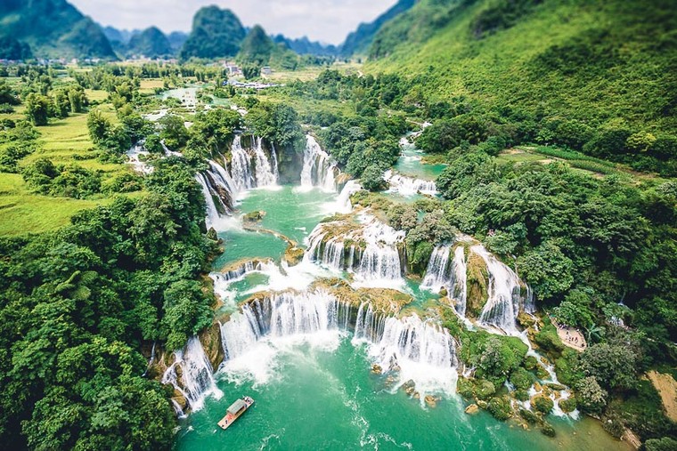 Bắc Kạn tiếp giáp lãnh thổ với tỉnh nào sau đây?