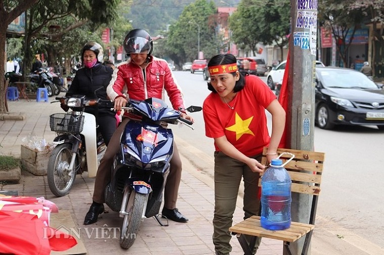 AFF Cup: Dân phố núi Sơn La mổ lợn, sắm 'chảo' tiếp lửa ĐT Việt Nam ảnh 10
