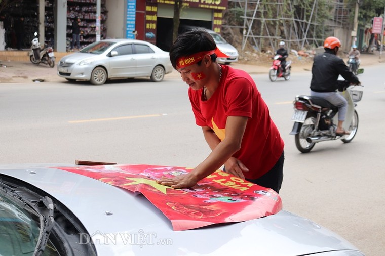 AFF Cup: Dân phố núi Sơn La mổ lợn, sắm 'chảo' tiếp lửa ĐT Việt Nam ảnh 13