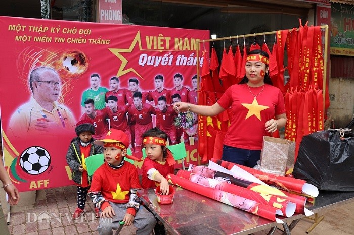 AFF Cup: Dân phố núi Sơn La mổ lợn, sắm 'chảo' tiếp lửa ĐT Việt Nam ảnh 1