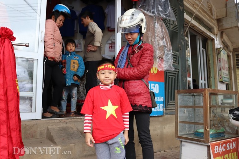 AFF Cup: Dân phố núi Sơn La mổ lợn, sắm 'chảo' tiếp lửa ĐT Việt Nam ảnh 5