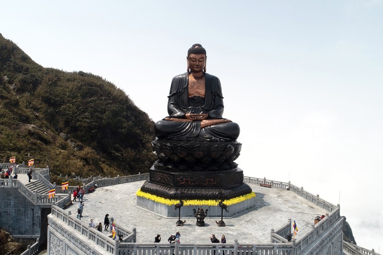 Du khách đổ lên Fansipan chiêm ngưỡng 'cây thông Noel đẹp nhất châu Âu' ảnh 11