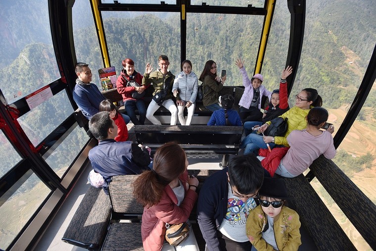 Du khách đổ lên Fansipan chiêm ngưỡng 'cây thông Noel đẹp nhất châu Âu' ảnh 12