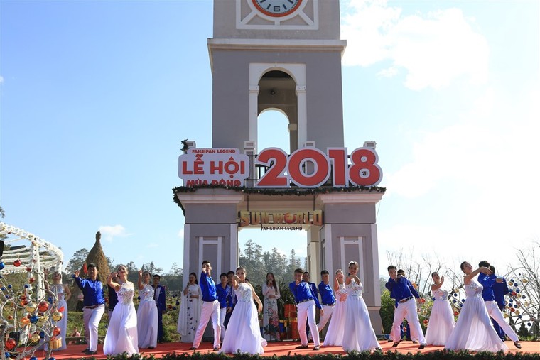 Du khách đổ lên Fansipan chiêm ngưỡng 'cây thông Noel đẹp nhất châu Âu' ảnh 8