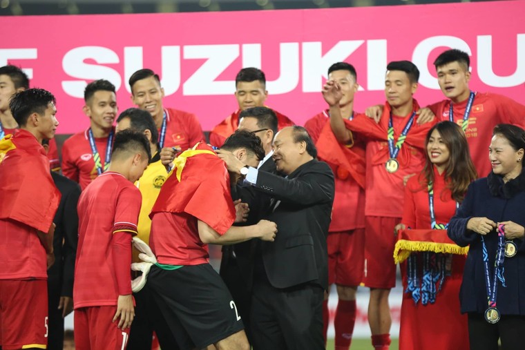 Lá thư mừng chiến thắng "đốn tim" của mẹ thủ môn Đặng Văn Lâm ảnh 1