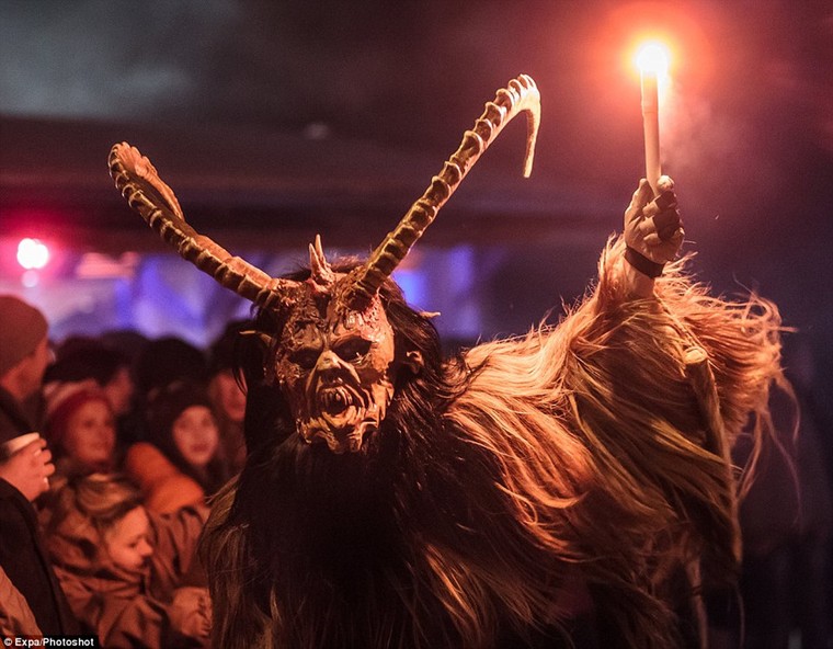 10 truyền thống Giáng sinh kỳ quặc trên thế giới ảnh 1