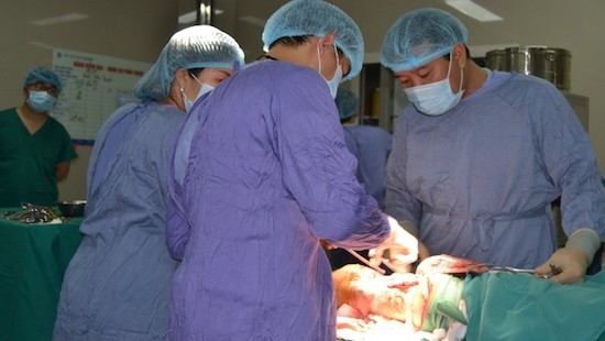 Đang đốn chè, người đàn ông bị lưỡi cưa chém ngang đùi ảnh 1