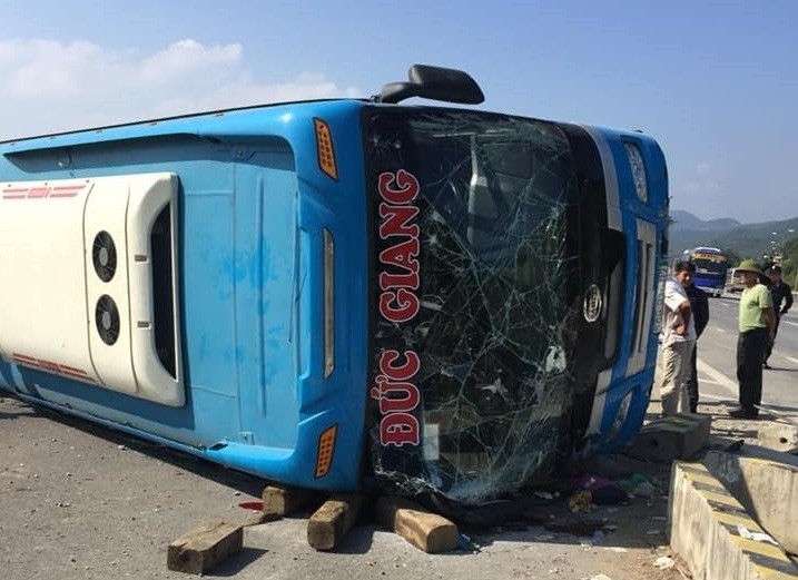 Lật xe khách 7 người thương vong, đập kính giải cứu ảnh 1