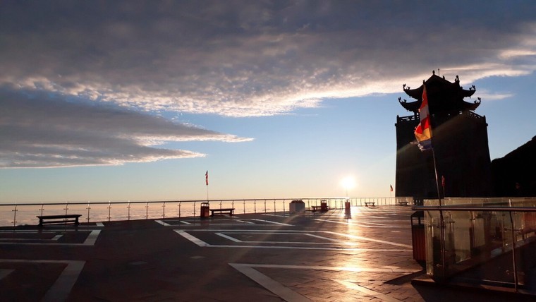 Sông mây cuồn cuộn chảy, Fansipan đẹp mê hồn những ngày cuối năm ảnh 1